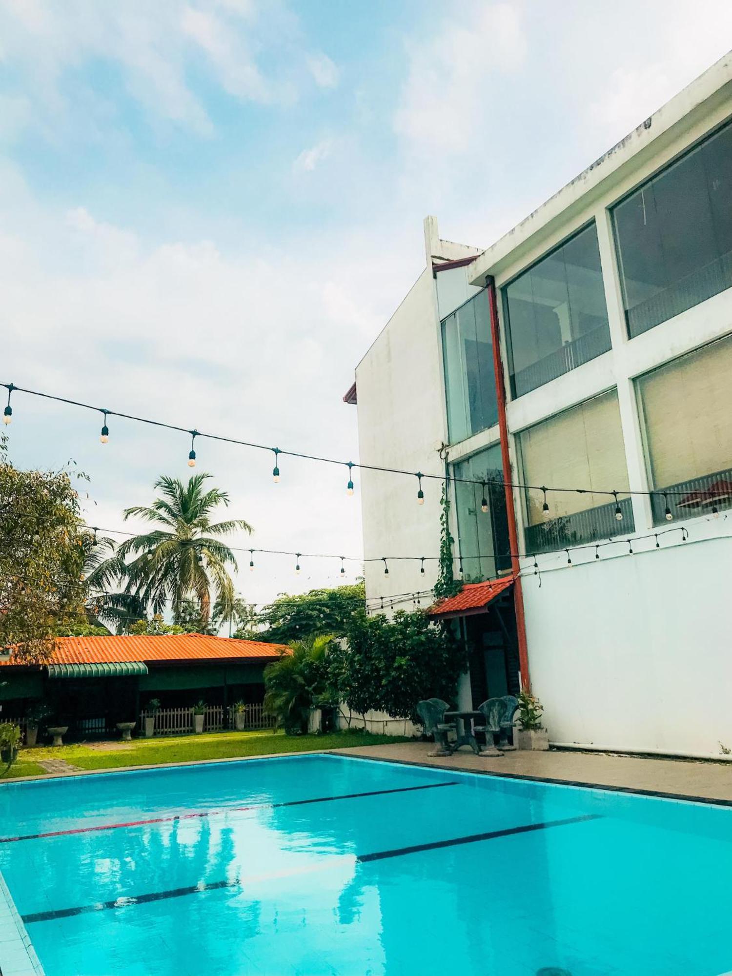 Blue Spring Hotel ワドゥワ エクステリア 写真
